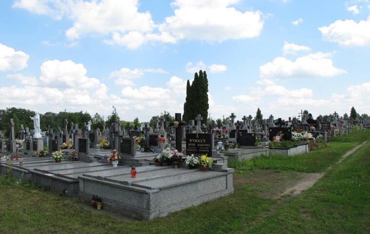 Pomnik żołnierzy Wojska Polskiego na cmentarzu w Strabli