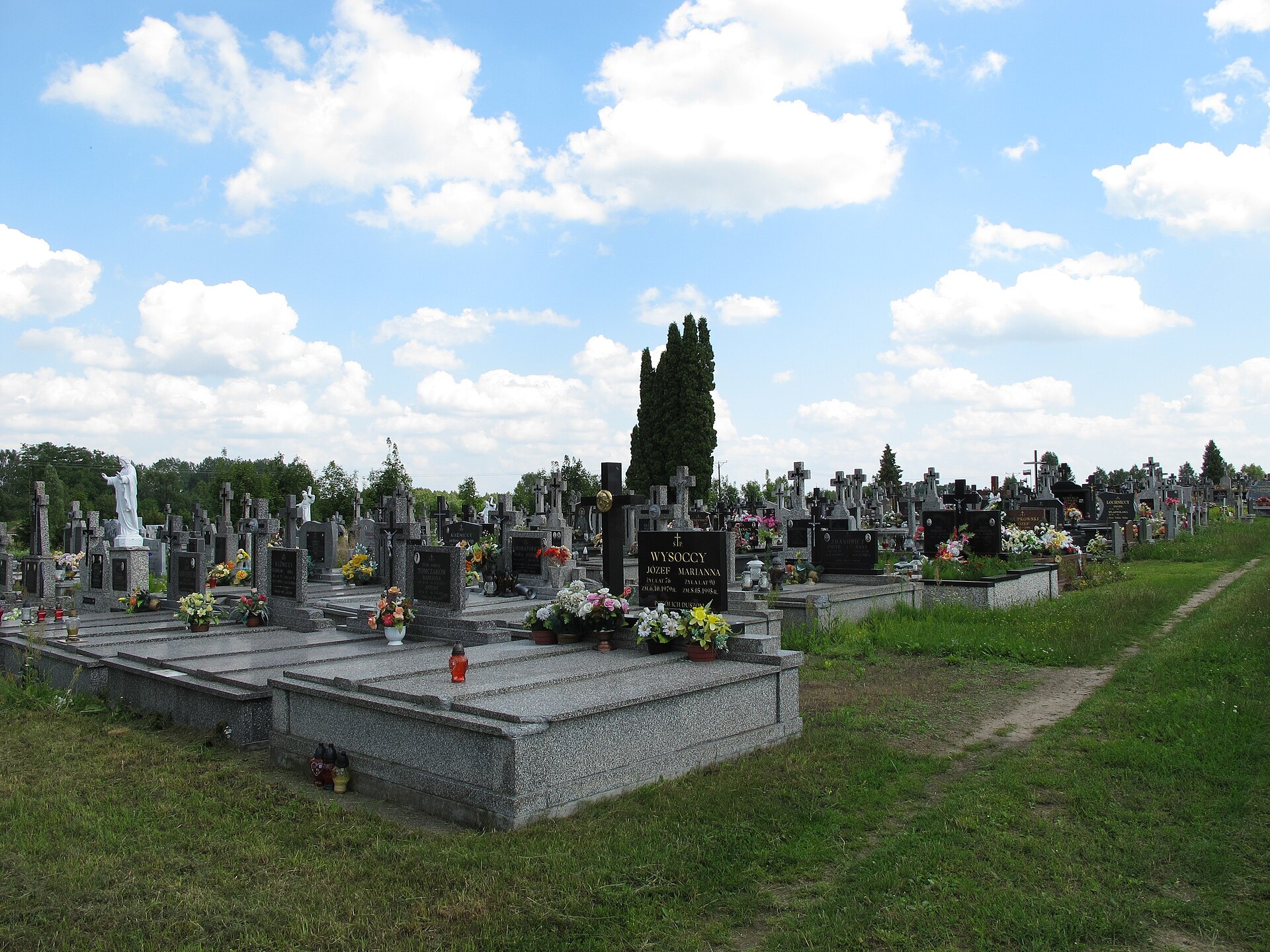 Pomnik żołnierzy Wojska Polskiego na cmentarzu w Strabli