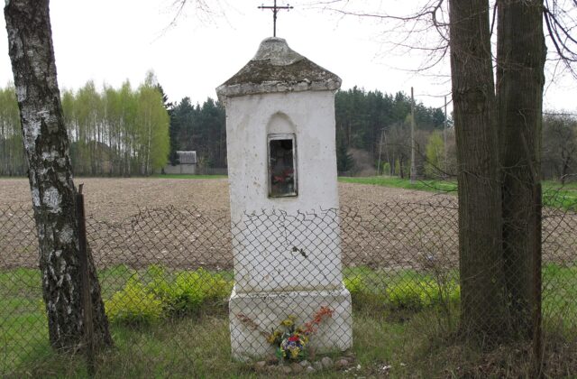 Murowana kapliczka przydrożna w Baciutach Kolonii