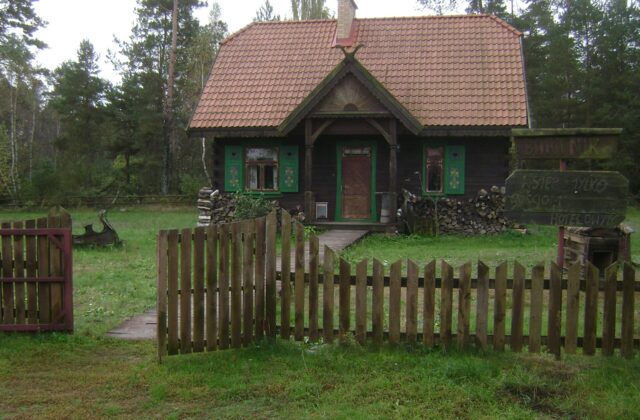 Drewniany dom na terenie zespołu Kiermusy Dworek nad Łąkami