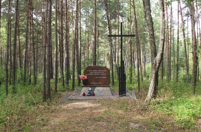 Pomnik „Mały Katyń” w lesie Podlipie koło Borowskich Gzików