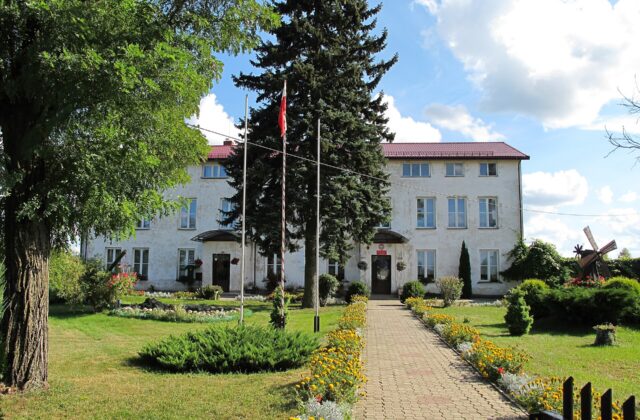 Szkoła Podstawowa w Topczewie, przy której działa ośrodek hipoterapii Stajnia Patatajka