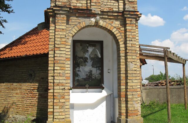 Kapliczka przy sanktuarium w Krypnie — celu szlaku pielgrzymiego