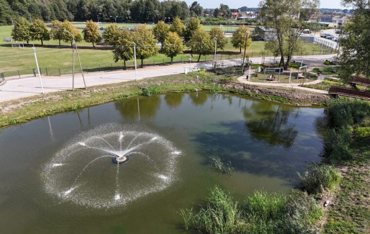Staw z fontanną przy stadionie miejskim w Łapach